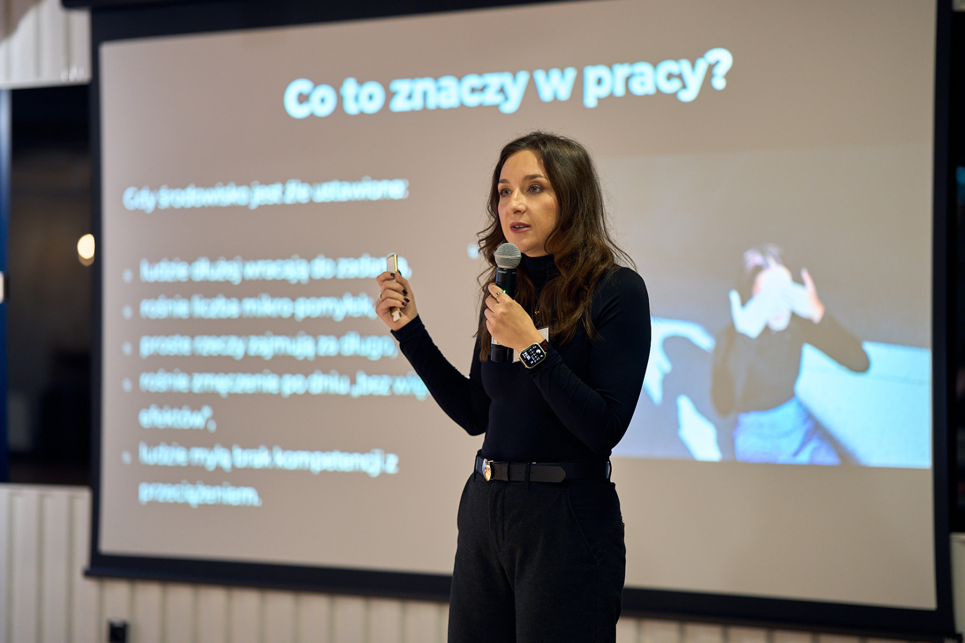 Anna Connor-Łakomy presenting what cognitive load means at work